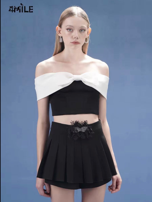 4MILE Spring/Summer New Arrival: 3D Large Bow Bandeau Top with Black and White Color Block Design, Off-Shoulder, Unique Short Style